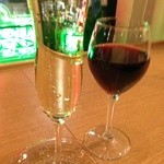 カジュアルダイニング ムッシュいとう - こぼれスパークリングワインとグラスワイン