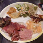 たいこ茶屋 - バイキングの醍醐味。上段には唐揚げや揚げ餃子・サラダやナムル
