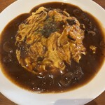 ラジ・カフェ・アパートメント - 牛すじとキノコのオムハヤシ