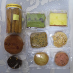 パティシエ・エイジ・ニッタ - （左上から右、下へ）チーズスティック、宇治抹茶マシェリ、マシェリ、Miyaレーヌ
                                、黒胡麻サブレ、シュクセ、サブレヘーゼルナッツショコラ、オレンジサブレ、イチゴミルクサブレ