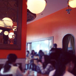 Paradaisudainashithi - 女性の多いカフェ風の店内