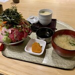 塚本鮮魚店 - ★本マグロホホテキ丼
            味噌汁や茶碗蒸し付き！
            味噌汁もイリコ出汁かな〜？？
            出汁が濃く出ていてバリウマ♡