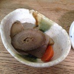 かつよし - しじみ汁に小鉢が付きます（この日は筑前煮）