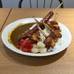 辛来飯 - チキン(骨付き唐揚げ)とウインナー1本カレー
