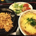 餃子の王将 - ランチ750。
            基本ラーメンは週一だけど、食べてしまいました…でも、スープは殆ど飲まず。
            高菜天津ラーメン・甜麺醤炒飯・野菜と豚肉唐揚げと冷凍ハンバーグ。
            
            ラーメンはスタンダードな醤油。特筆はなし。
            炒飯は甜麺醤濃すぎ…。揚げ物と特にハンバーグが終わってる（笑）
            
            客の前だったから餃子行かなかったけど、このランチはヤバイ。
            コスパ含め、オワタorz