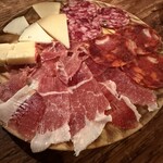 エル・カステリャーノ - 生ハム＆サルチチョン＆チョリソン＆チーズ全部盛り合わせ　