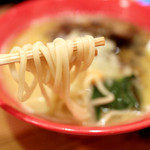 りょう花 - 鶏白湯チャーシュー麺の中太麺 '15 1月上旬