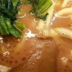 横浜家系らーめん 二代目武道家 - 濃厚なスープ。見た目ほどしょっぱくありません。