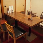 和食 幸作 - 店内（個室の6名掛けテーブル席）