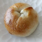 TRIP TIP BAGEL - 料理写真:プレーン（270円）シンプルなので小麦の甘さを一番感じられます。早めに行かないと売れ切れるらしいです。ベーグルはどれもずっしりと重たくムチムチ。1個でも食べ応えがありました。