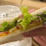 大島コーヒー店 - サラダを挟んで食べた