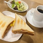 大島コーヒー店 - 卵焼きとベーコンのサンドイッチサラダ付き