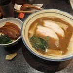 烈志笑魚油 麺香房 三く - ランチメニュー「かけ＋角煮ご飯」８８０円（２０１５年１月）。左下「くすり」。