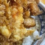 八ツ手屋 - 上の天麩羅は、えび2本 いかのかき揚げ いんげんの天麩羅