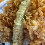 八ツ手屋 - 上の天麩羅は、えび2本 いかのかき揚げ いんげんの天麩羅
