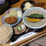 とん汁と玄米の店 檍食堂 - 豚汁定食+かきフライ単品 1600円