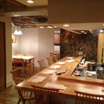 割烹 縮 - カウンター8席(席と席の間約65cmゆったり)とテーブル4席(最大6席も可能)