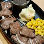 全席完全個室 吉蔵 - 鉄板牛タン焼き 1,848円(税込)