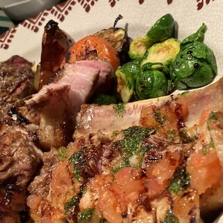 知多豚の旨み溢れる炭火焼。旬の味覚が彩る日替わりメニューも