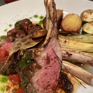 多彩な料理を満喫できるシェアコース。飲み放題の追加OK