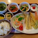 カフェレストりん - 2015･1･20･ランチ。
      サヨリ&野菜の天ぷら盛り合せ。菜の花の揚げあえ。ちくわのピーマン炒め。冷奴。