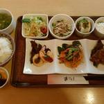 カフェレストりん - 2015･1･14･ランチ。
      サーモンの香草焼き。エビのピカタ。レバの唐揚げ。きゅうり&ササミの胡麻和え。