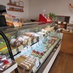 洋菓子店ニノカニーノ - お店はそんなに大きな店ではありませんが店内には可愛らしいケーキや焼き菓子が沢山並んでました。
            