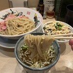 つけめん金龍 - この昆布水麺と黄金出汁のつけ汁が合う〜