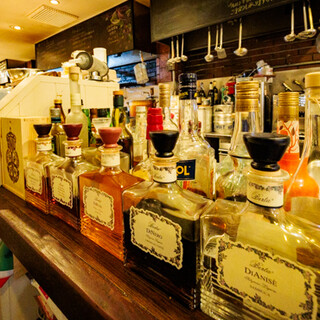 店主の目利きで厳選したこだわりのワイン。サク飲みもぜひ