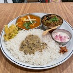 カリル - 牡蠣カレーとマトンキーマグリーンピース2種盛り