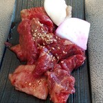 焼肉 The INNOCENT CARVERY - 1580円の切落しランチセット サラダと小鉢とごはんとキムチとスープ付　ごはんはお替り無料との事