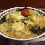 龍上海 - ラー博は俺の社員食堂。  冬限定、からみそ中華！  ラードで炒められた野菜がプリタツ。野菜大好き♡  きくらげもウレシイ。冬にタリピツのアツアツ味噌ラーメソ、イイね！  