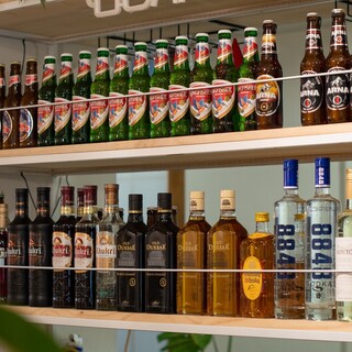 アジア各国のビールをはじめ、多彩なドリンクで乾杯！