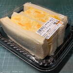 西友 - 料理写真:...「白いたっぷり玉子サンド（185円）」、この価格はパン・サンドイッチ店やコンビニ、カフェ、氏ぬと思うorz