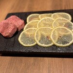 すすきの焼肉きらく - ネギタン塩＆上タン塩　レモンの下にネギタン