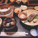 炊きたて釜ご飯と炭火焼き干物御膳 秀吉 姫路店 - メインの魚,お釜で炊いたご飯,豚汁,選べる小鉢2つ,とろろ,厚揚げ,三種のお造り（クーポン使用）