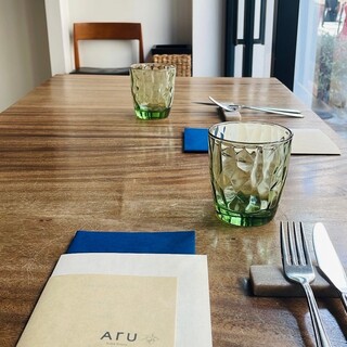 入り口にあるベンチシートのこじんまりな窓際のお席は、外が見えて落ち着きます◎