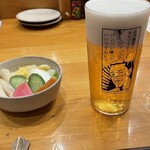 練馬 鳥長 新潟 - 生ビール(サントリー・トリプル生)(770円)
                        と漬物(大根、白菜、蕪、胡瓜、沢庵)