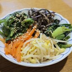 和牛 肉小僧 - 季節時蔬拌菜