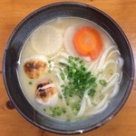 本場かなくま餅 福田 - あん餅雑煮うどんを頂きました。県外の人はあん餅は避けてるようです。美味いのにね。
            あん餅雑煮うどん(白味噌) ¥560
            家の雑煮より薄味でとろみもなく、あんは甘味が強く麺との調和がとれてます。