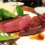 メゾン サンカントサンク - 仔鴨むね肉のポワレ　ビーツとバルサミコのソース　ルッコラのサラダ添え