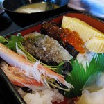 どんなもんや - 奥は、リッチなちらし寿司に（お寿司定食）