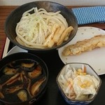 なすときのこのつけ汁うどん、とり天、サラダ。