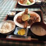 Youshoku No Mise Chaperu - 2015年1月。平日限定のチャペル定食1180円。
                        ヒレカツ、エビフライ、生姜焼のセット。
                        食後のコーヒー付きでした。