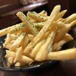 酒場 魚と鶏ヤロー! - のり塩ポテト並盛500円くらい。中々の量