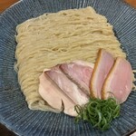 아라야시키 - 「潮昆布水つけ麺」（1,250圓）
                      「特製トッピング（鴨、味玉、雲呑）」（500圓）
                      「麺大盛り」（200圓）の麺とチャーシュー他。