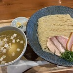 아라야시키 - "시오 곤부 물 소바" (1,250엔)  
                      "특제 토핑 (오리, 맛달걀, 완탕)" (500엔)  
                      "면 큰 사이즈" (200엔)