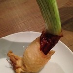 サーモンアンドトラウト - 新玉ねぎの球根にイノシシのラルドを巻いてフリット