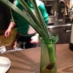 サーモンアンドトラウト - アンティークのヒヤシンス用ガラス瓶に挿されて提供