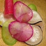 サーモンアンドトラウト - いろいろな大根のカラフルなサラダ　下には軽く〆た鱸